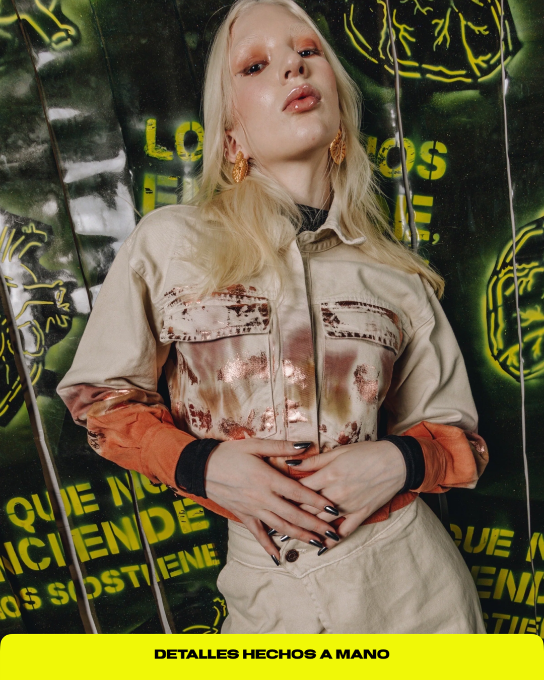 Chaqueta en drill color beige con tie dye en tonos tierra y foil bronce. 