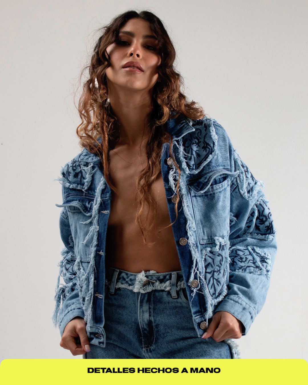 Chaqueta en denim claro oversized corta con parches de corazón anatómico. 