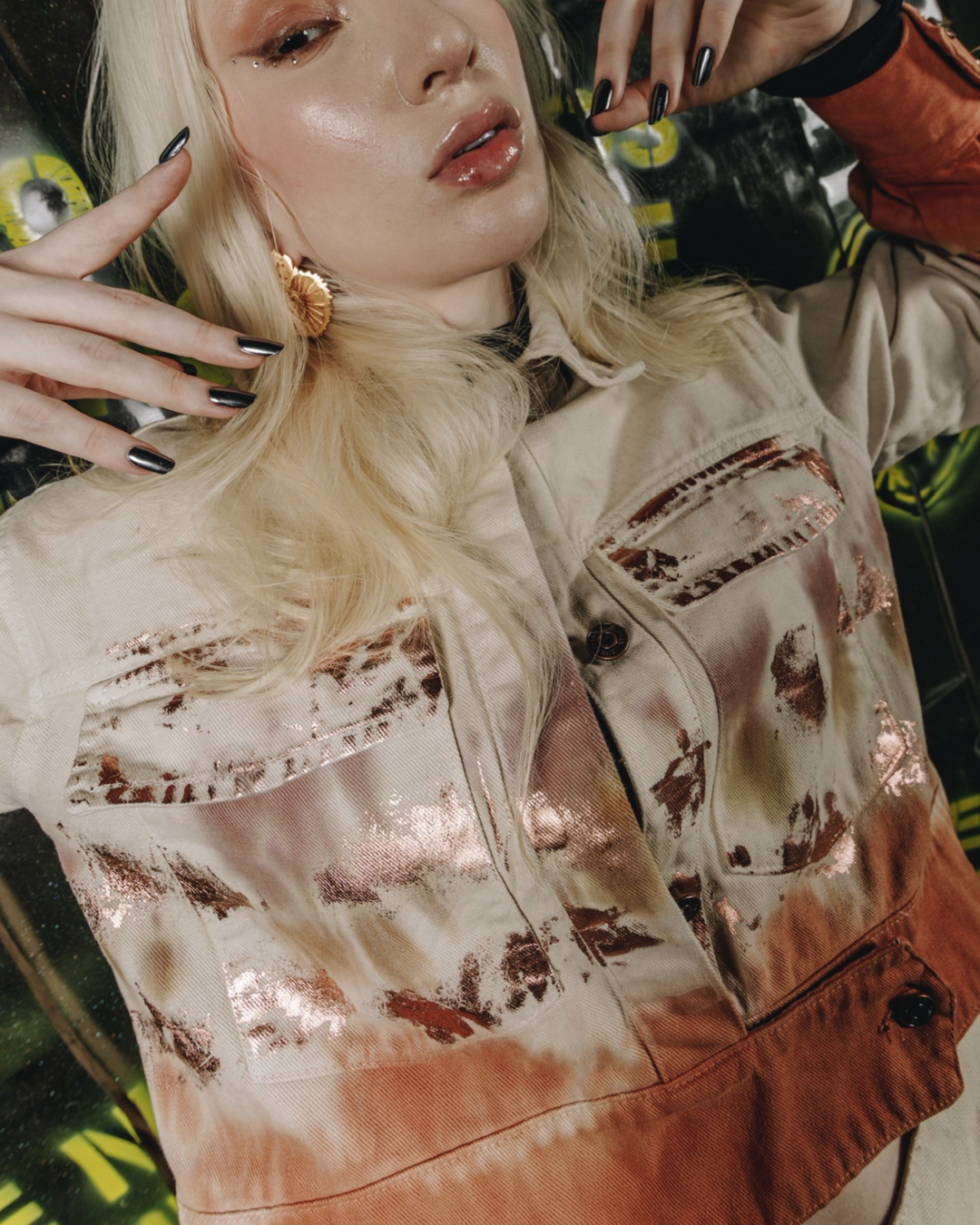 Chaqueta en drill color beige con tie dye en tonos tierra y foil bronce. 