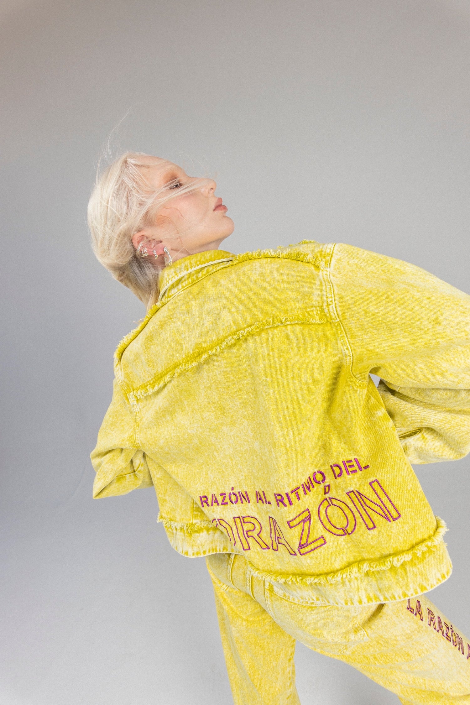 Chaqueta en denim tono lima con bordado en frente, espalda y puños.