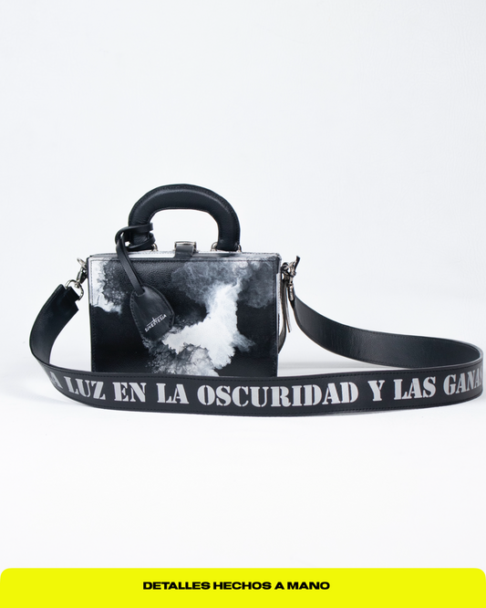 Box bag en cuero genuino pintado a mano con correa removible con frase estampada.