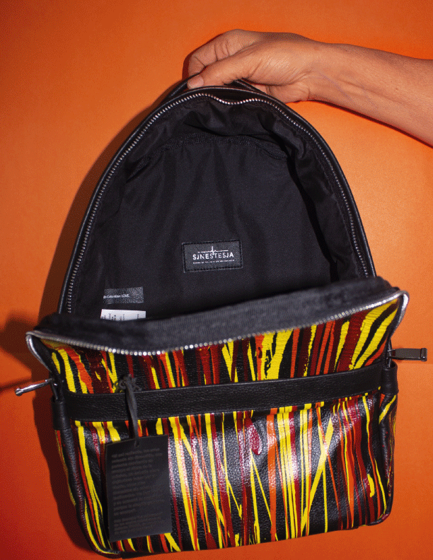 Morral en cuero genuino pintado a mano. En tonos naranja, amarillo, rojo y negro